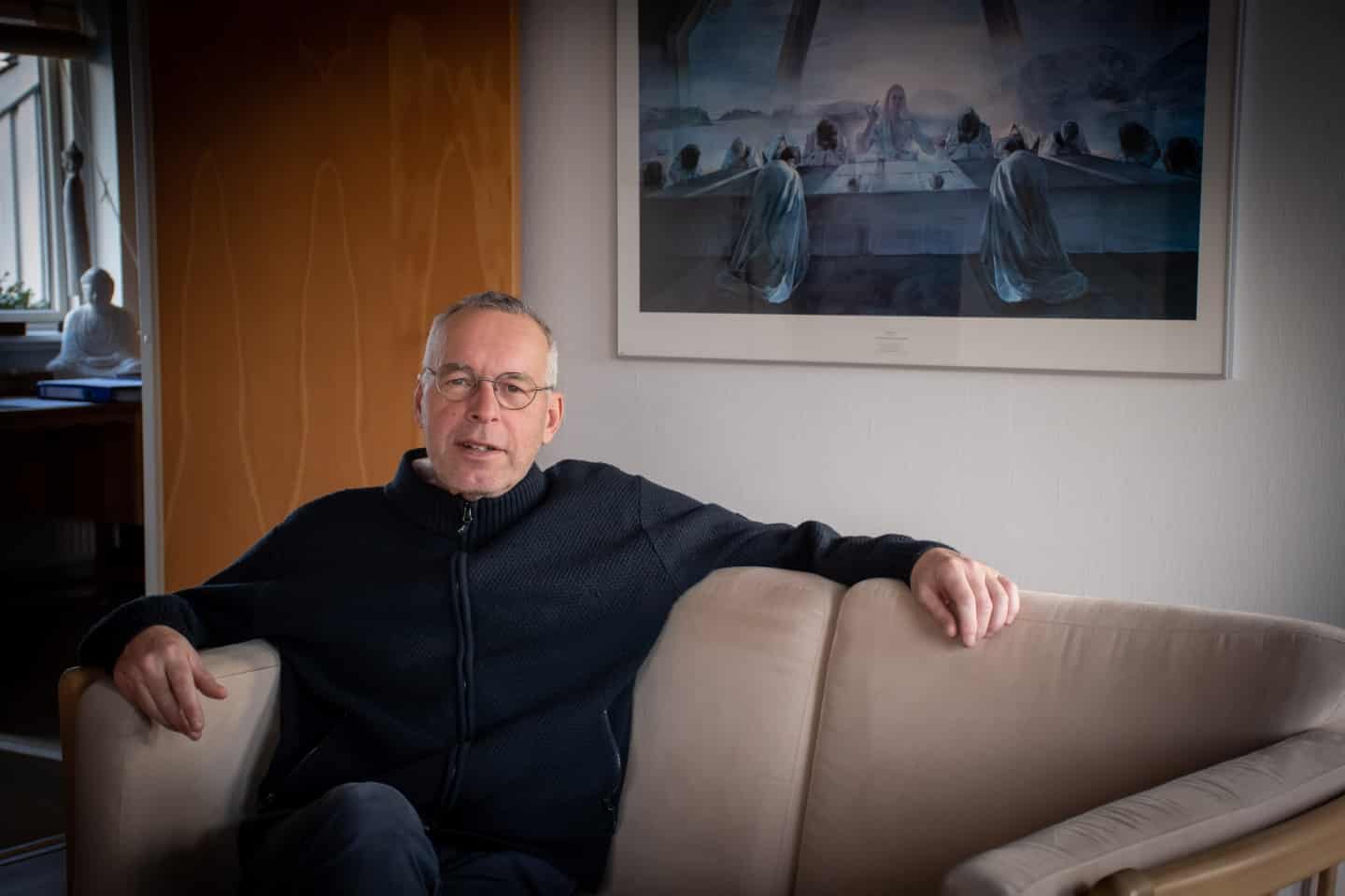 Men mere end 30 år efter, at Dan fik sin diagnose, spøger stemmerne stadig inde i Dans hoved af og til. Det udtrykker sig blandt andet ved, at han kan høre stemmerne fra sine afdøde venner og bekendte. Men det er især, når Dan spiller golf, som han ofte gør, at stemmerne vælter ind.